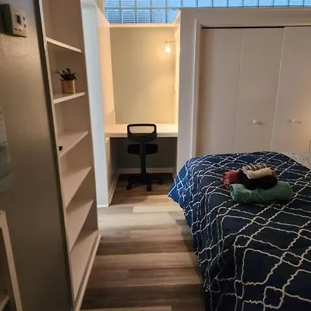 Blue Shark *W7* @ Montrose 1Br Private King Loft Apartment